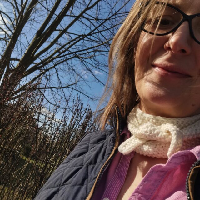 Apaszka Reese- tutorial na kanale YouTube @martapolakblog 🧶
Na początek wiosny sprawdzają się apaszki zrobione z Cotton Merino Dropsa, trochę ciepło, ale nie tak otulająco, jak potrzeba w grudniu 😄

Jeszcze przez kilka dni będzie trwać promocja na tę włóczkę, nie mogę się zdecydować na kolejny kolor! 🫣

#szaliczeknadrutach #apaszka #martapolak #apaszkareese