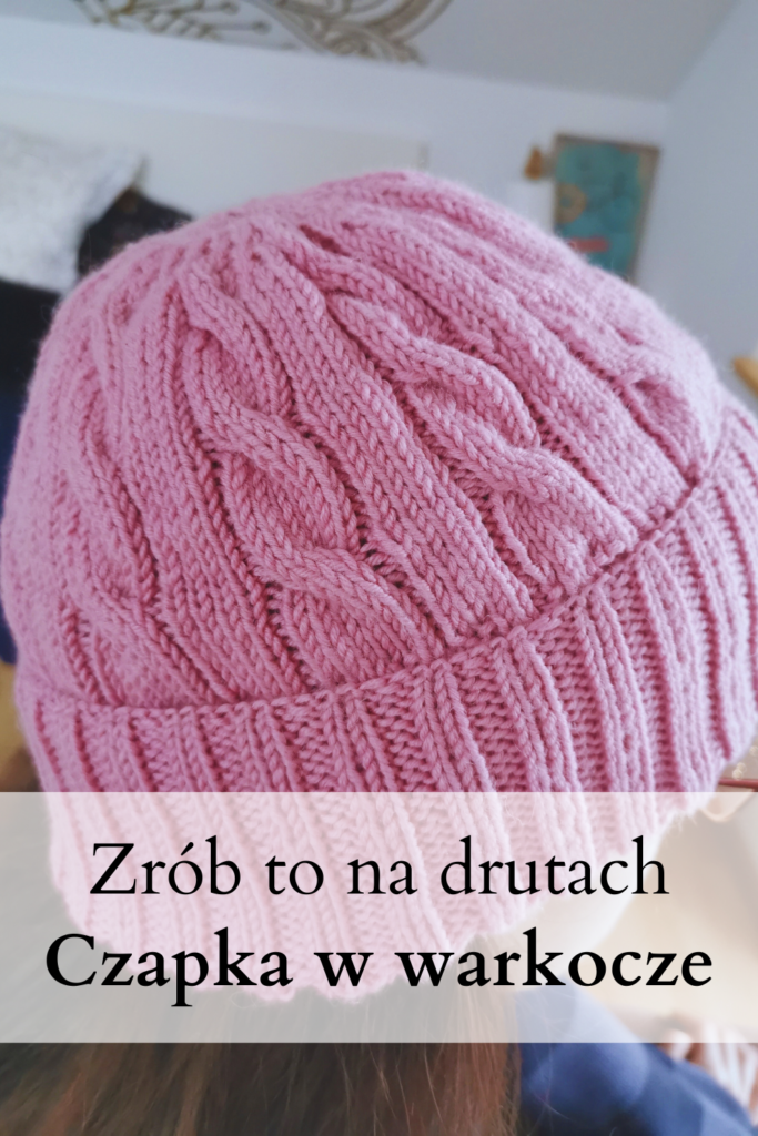 Różowa czapka w warkocze robiona na drutach z instrukcją wykonania.