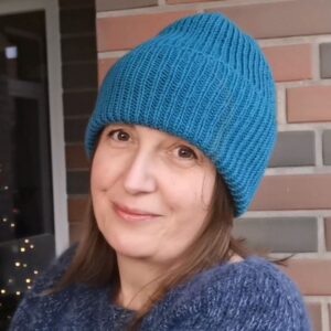 Czapka Izzy - wzór na druty, czapka robiona ściągaczem