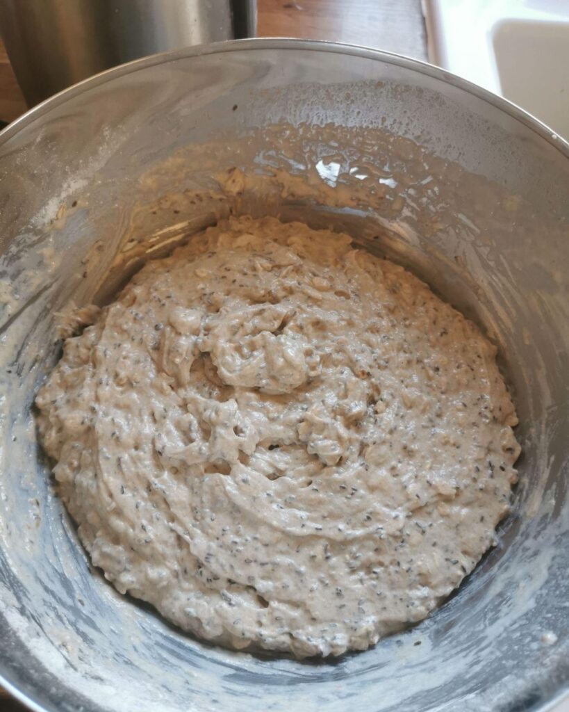 Ciasto na chleb żytni na zakwasie w dużej metalowej misce